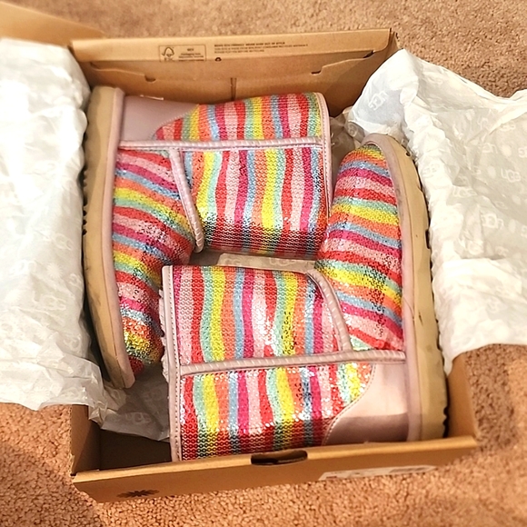 UGG Classic Short Kids Boots - Picture 11 of 12